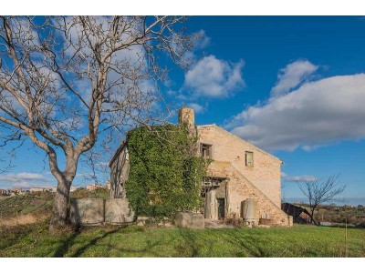 FARMHOUSE WITH PANORAMIC VIEWS FOR SALE IN CARASSAI IN THE MARCHE REGION, NESTLED IN THE ROLLING HILLS OF THE MARCHES in Le Marche_1